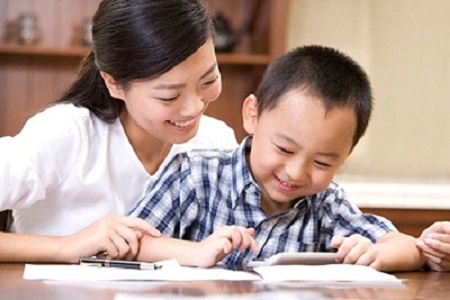 Các bậc làm cha mẹ luôn mong muốn và kỳ vọng con mình có khả năng sử dụng thông thạo ngoại ngữ ngay từ nhỏ. 