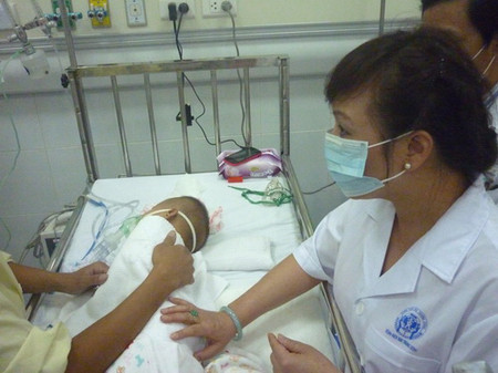 Một em bé đang rất nguy kịch do viêm não Nhật Bản tại BV Nhi TW.